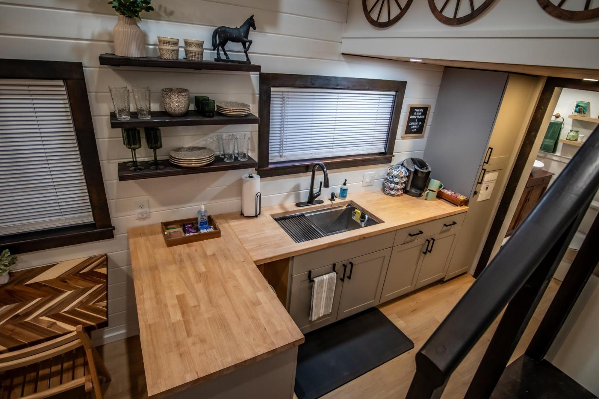 Unique Tiny Home Minutes From Downtown 엘렌스버그 외부 사진
